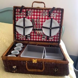 Vintage picnic basket/set 🧺 ❤️